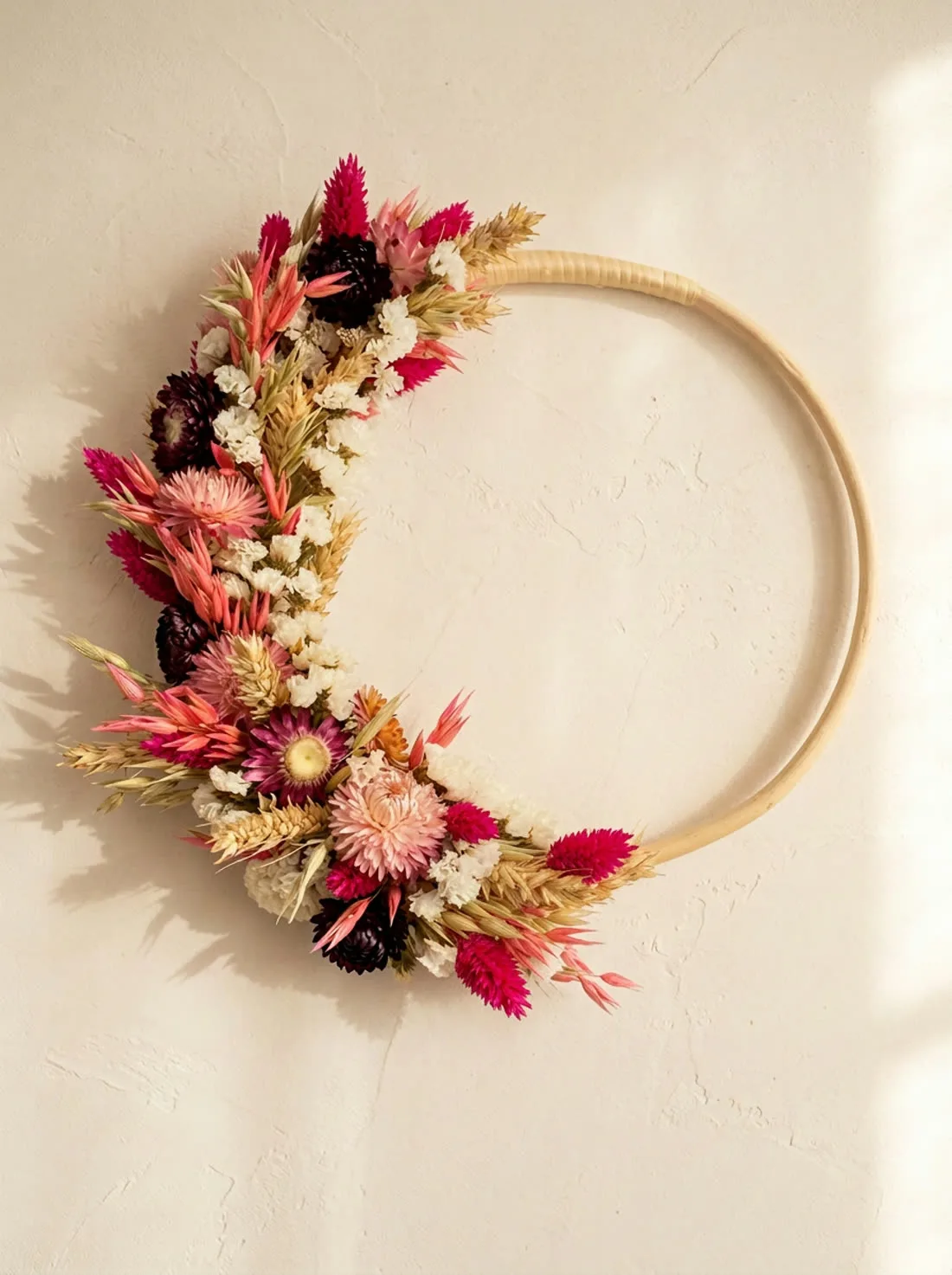 Couronne de fleurs séchées roses montée sur un cerceau doré, faite main